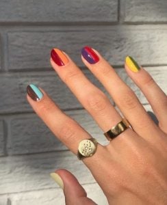 χρωματιστά νύχια