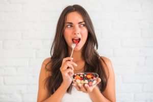γυναίκα τρώει φρούτα