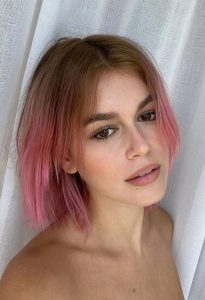 ξανθα μαλλια με ροζ ακρες9 ιδέες για καλοκαιρινά κουρέματα 2021