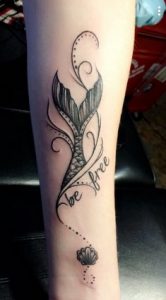 tatoo με ουρά γοργόνας