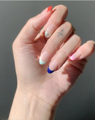 πολύχρωμα γαλλικά νύχια