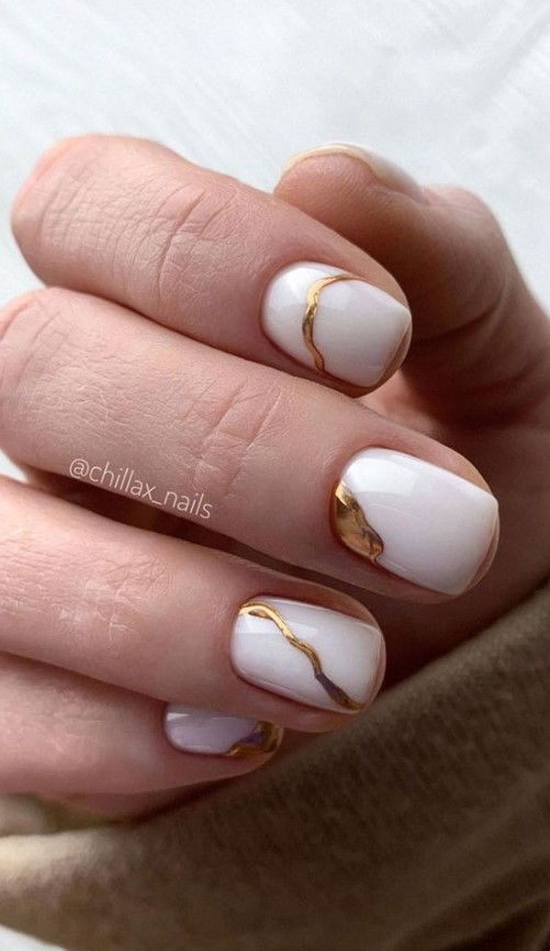 νύχια σε λευκό χρυσό