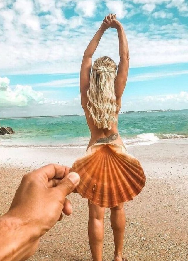 φωτογραφία με κοχύλι και κοπέλα στη παραλία
