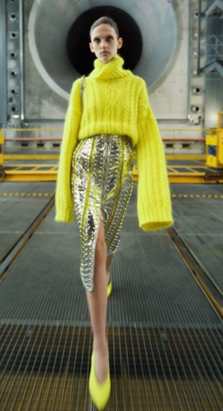 λαμπερή φούστα κίτρινο πουλόβερ τάσεις φθινόπωρο 2021