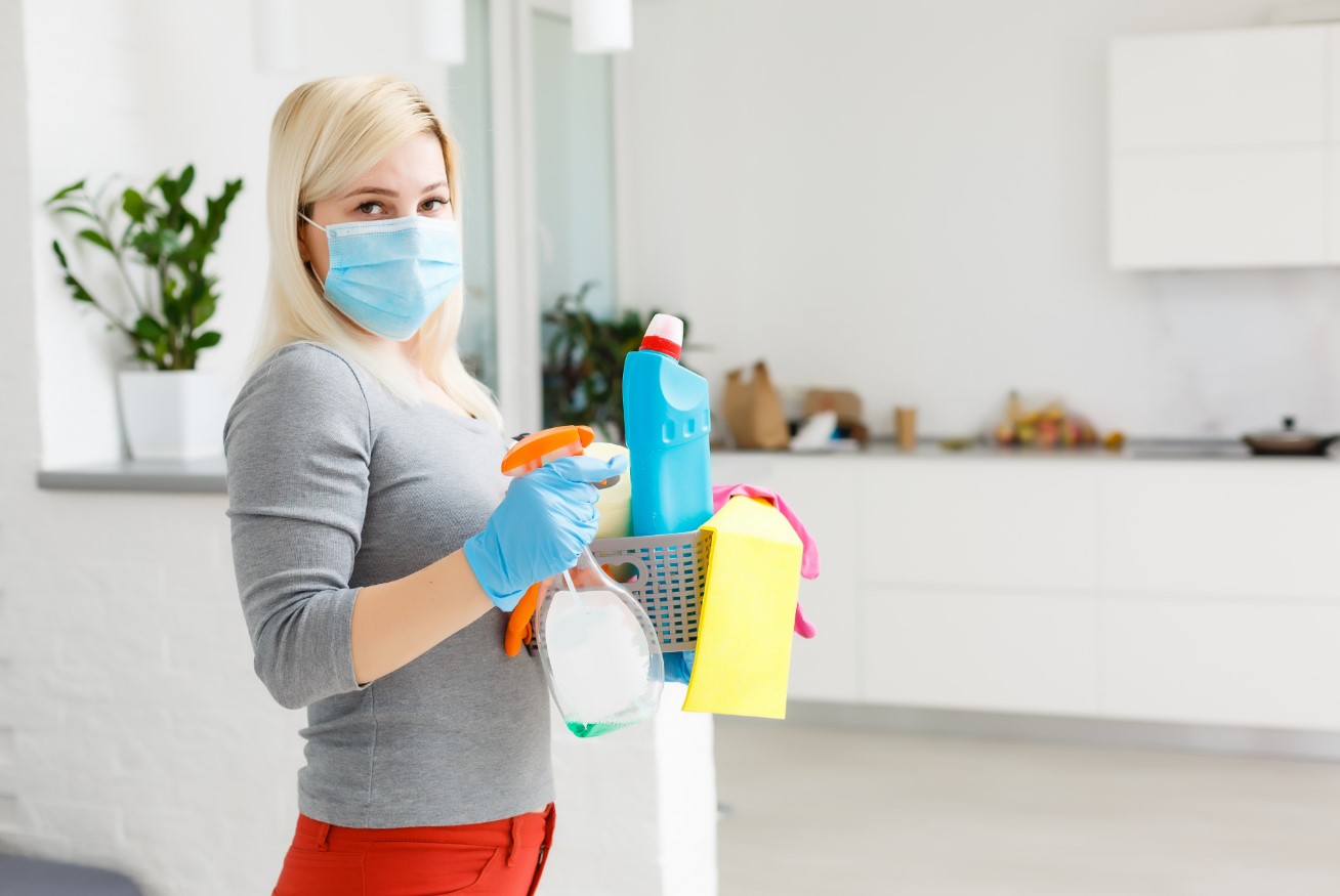 γυναίκα καθαρίζει το σπίτι