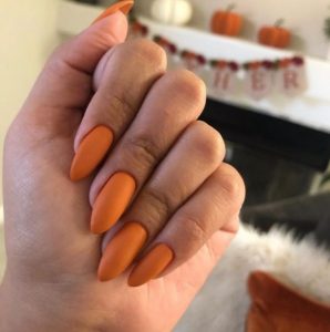 πορτοκαλί νύχια