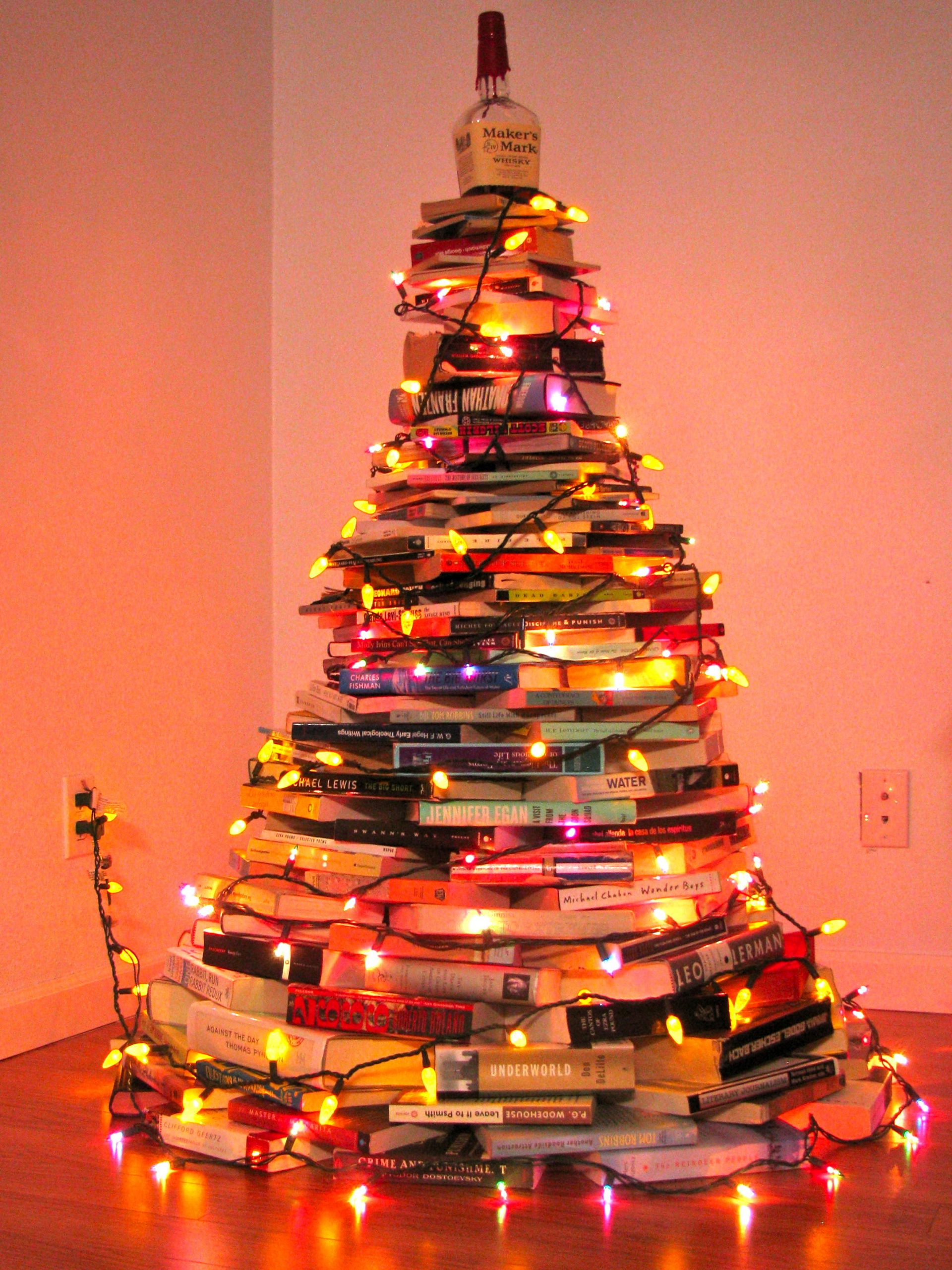 χριστουγεννιάτικο δέντρο από βιβλία