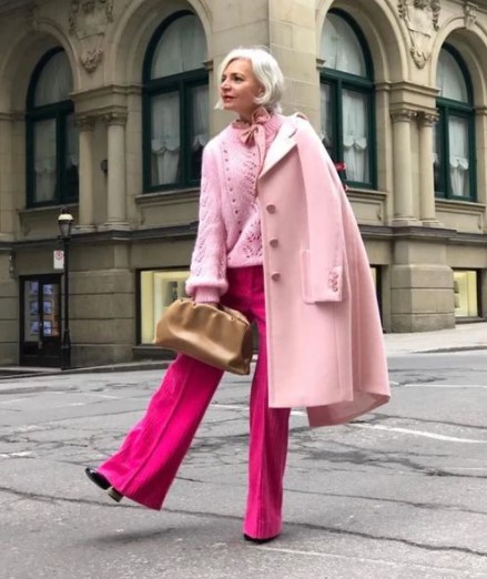 φουξ παντελόνι ροζ παλτό office looks γυναίκες άνω των 50