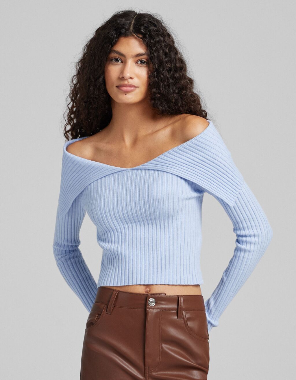 γαλάζιο πουλόβερ με ριχτούς ώμους