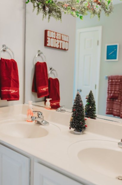 νιπτήρας κόκκινες πετσέτες μπάνιο Χριστούγεννα