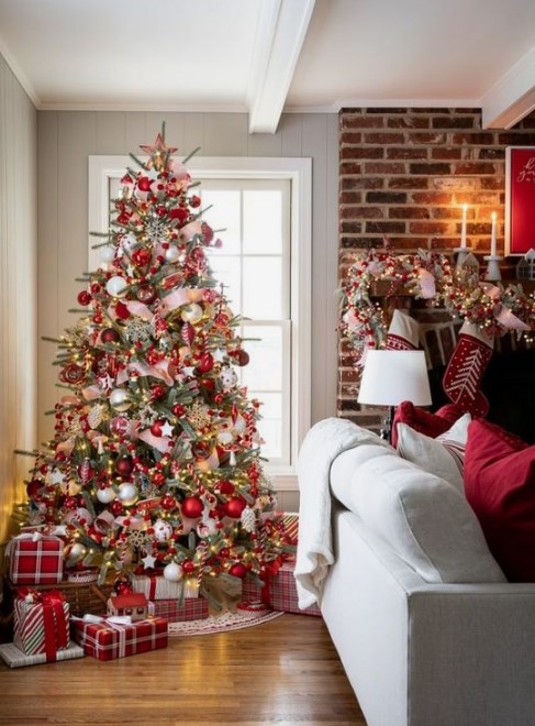 πολύχρωμο χριστουγεννιάτικο δέντρο