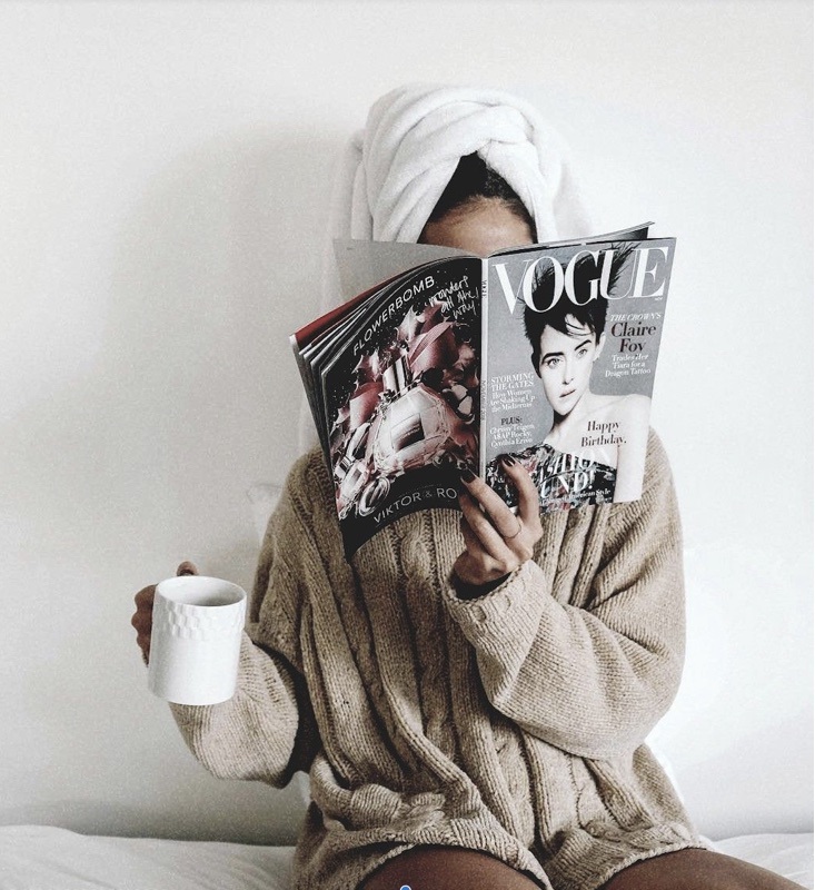 Κοπέλα που διαβάζει περιοδικό μόδας