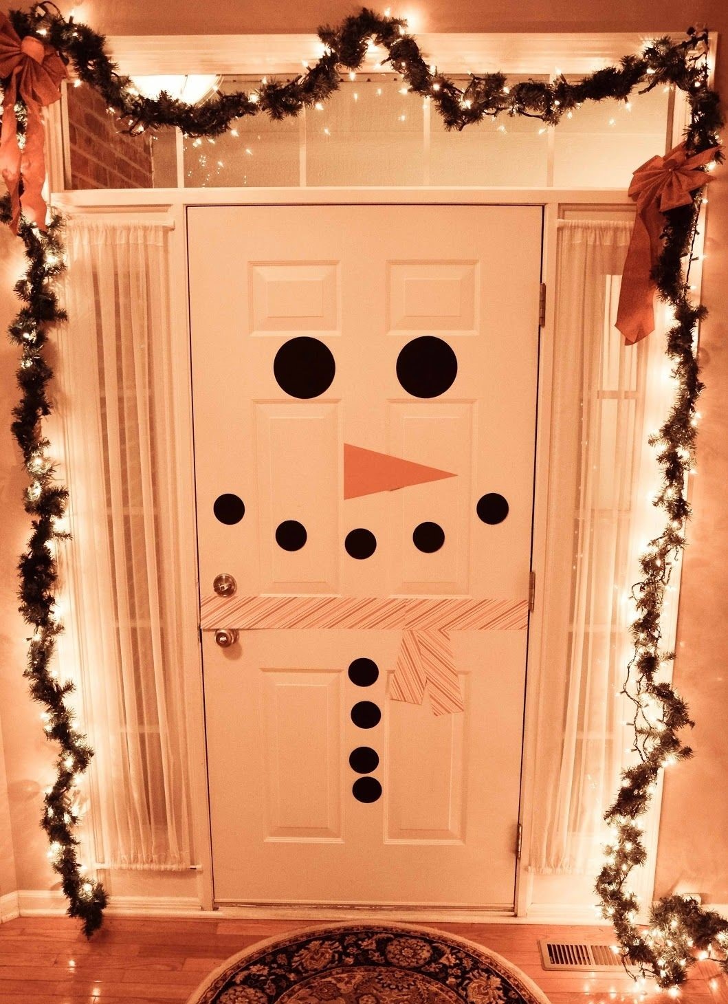χριστουγεννιάτικη διακόσμηση στις πόρτες με χιονάνθρωπο
