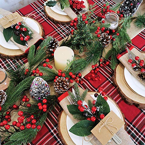 Προετοιμασία για το χριστουγεννιάτικο τραπέζι με γιρλάντα