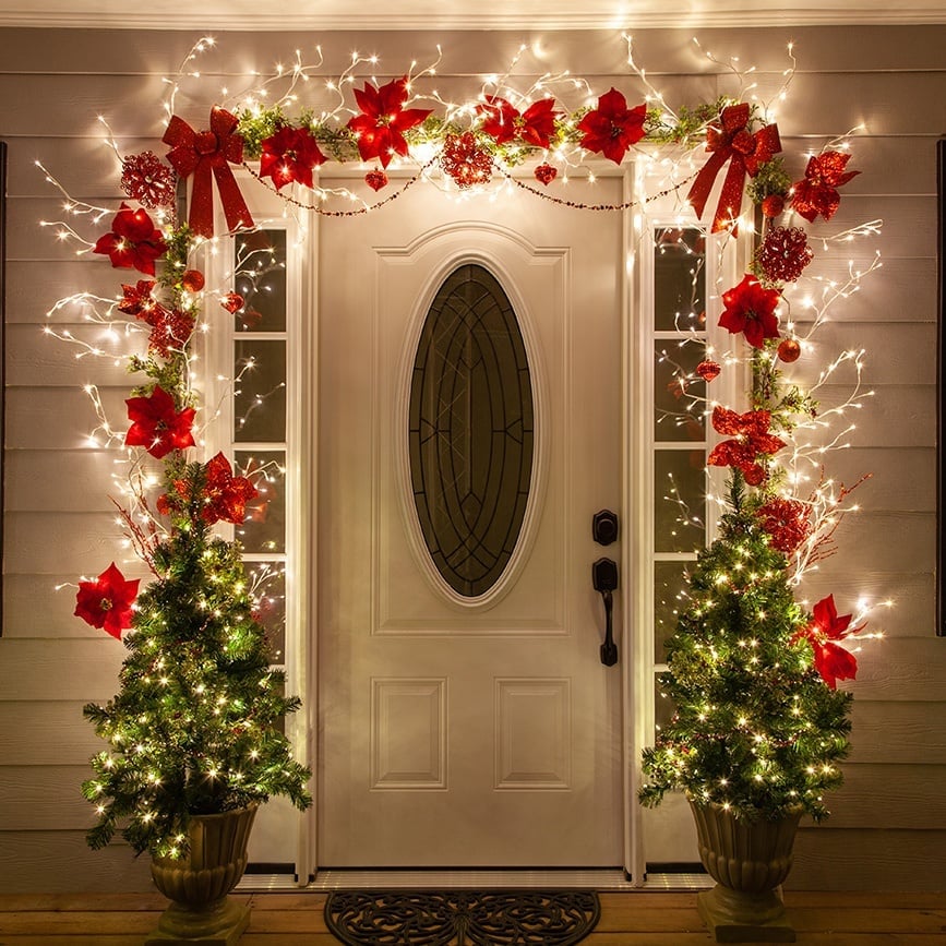 χριστουγεννιάτικη διακόσμηση στις πόρτες με γιρλάντα