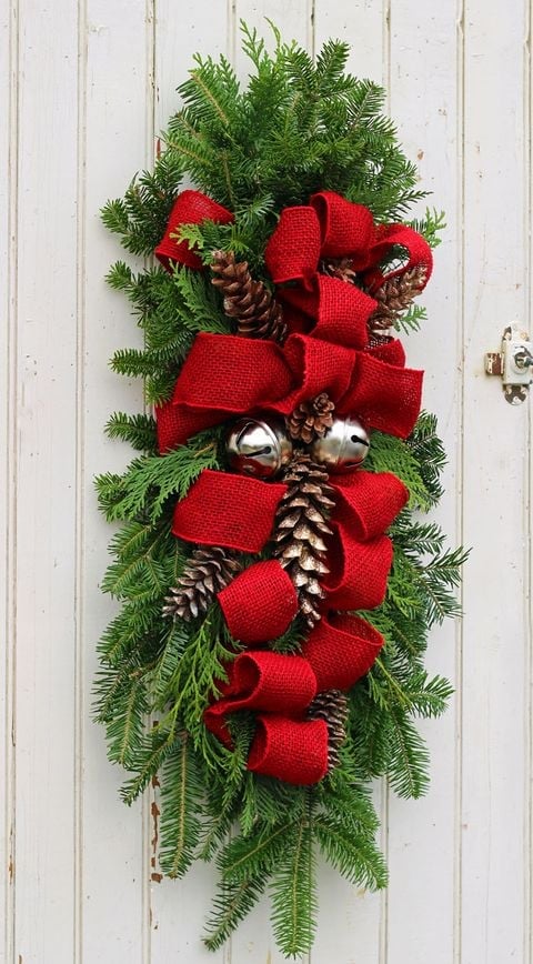 χριστουγεννιάτικη διακόσμηση στις πόρτες με φύλλα και κλαδιά