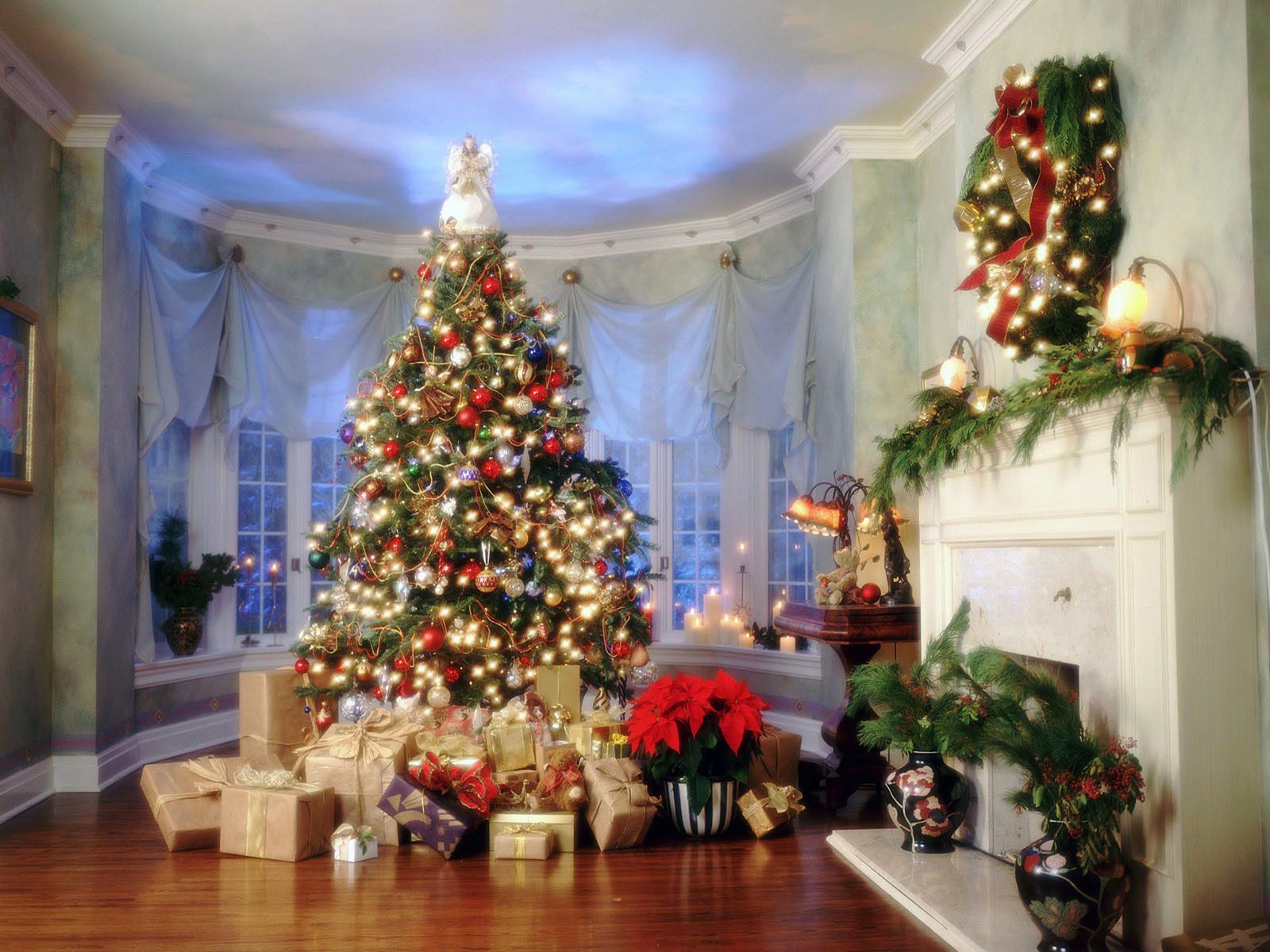 Δώρα στη βάση του χριστουγεννιάτικου δέντρου