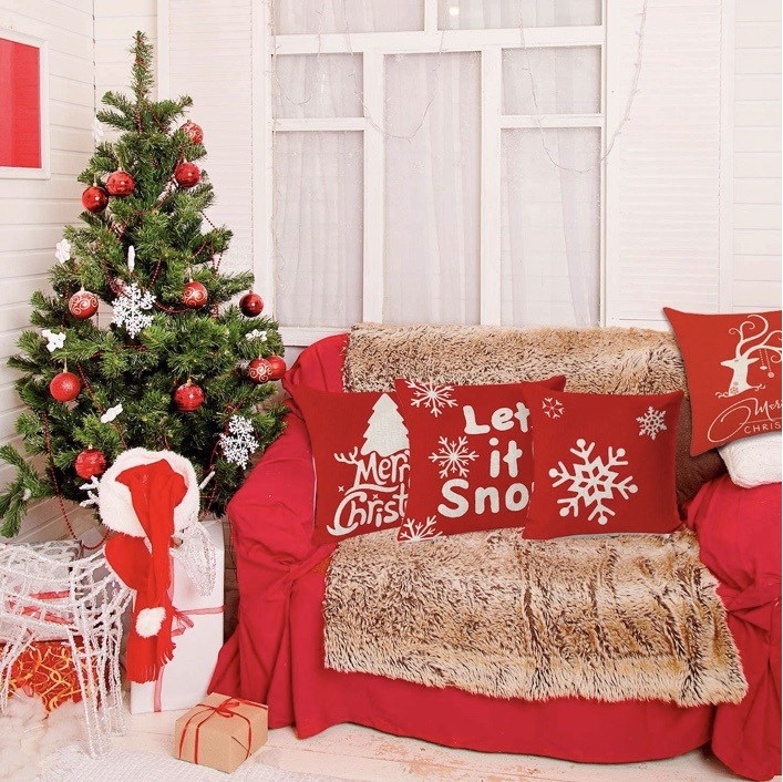 Καναπές σε studio διαμέρισμα με χριστουγεννιάτικα μαξιλάρια 