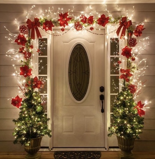 Είσοδος σπιτιού με χριστουγεννιάτικη διακόσμηση