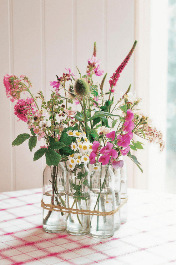 Σετ από γυάλινα βάζα με μιξ λουλουδιών