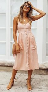 απαλό ροζ φόρεμα με μπεζ πεδιλα