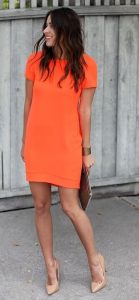 μελαχροινή κοπέλα με πορτοκαλί φόρεμα