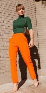 ντύσιμο με πορτοκαλι παντελόνι και πράσινη μπλούζα