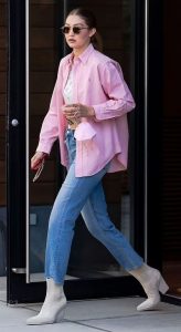 ντύσιμο με ροζ σακάκι, τζιν και μποτακια