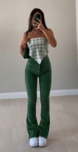 ντύσιμο με τζιν πράσινο παντελόνι και μπλουζάκι στραπλες