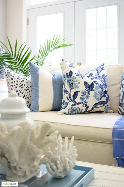 λευκά μπλε μαξιλάρια καναπέ