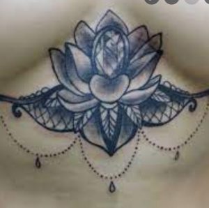 Τατουάζ με Λουλούδια στο στήθος