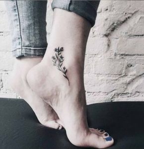 Τατουάζ με Λουλούδια στον Αστράγαλο 