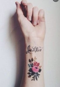 Τατουάζ με Λουλούδια στον καρπό