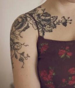 Τατουάζ με Λουλούδια στον ώμο