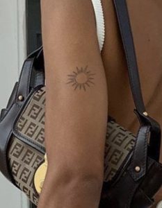 τατουάζ με ήλιο