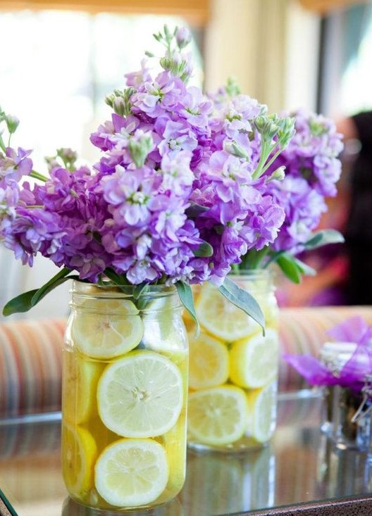 Βάζα με φρούτα και λουλούδια για καλοκαιρινή διακόσμηση στο τραπεζάκι σαλονιού