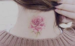 Τατουάζ με Λουλούδια στον λαιμό