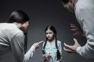 γονείς μαλώνουν παιδί τοξικά πράγματα γονείς
