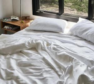 κρεβάτι σεντόνια δροσερό υπνοδωμάτιο