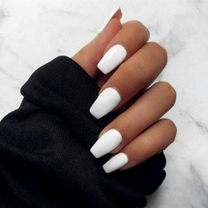 Λευκά νύχια μπαλαρίνα