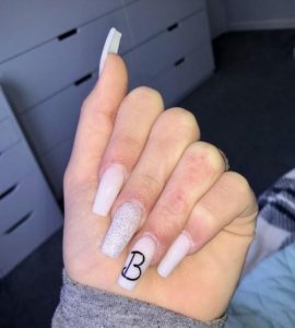 Νύχια μπαλαρίνα με γράμματα