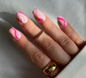 Νύχια με ροζ αποχρώσεις