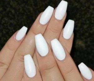 Νύχια σε άσπρο χρώμα ματ