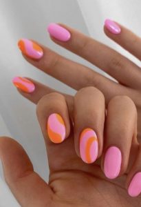 ροζ με πορτοκαλί νύχια