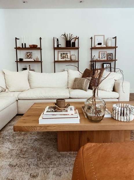 ξύλινο τραπέζι λευκός καναπές
