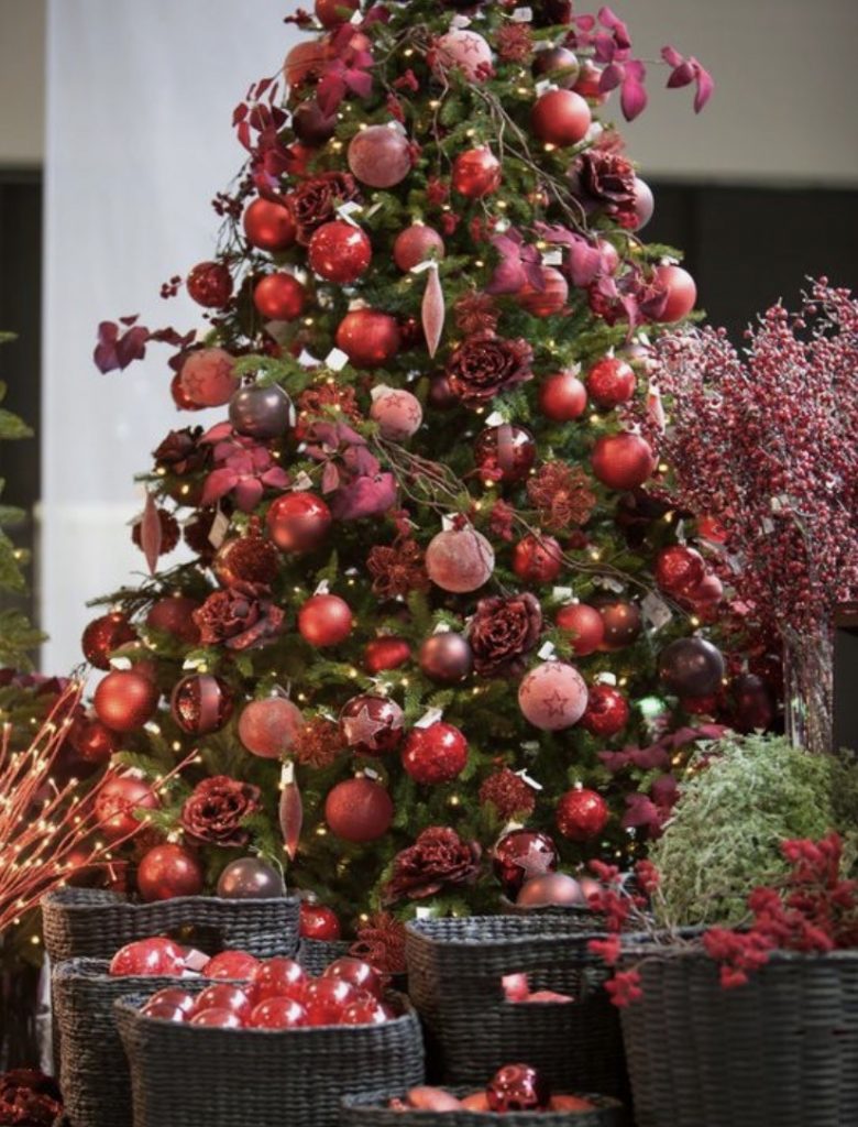χριστουγεννιάτικο δέντρο σε κόκκινο χρώμα με μπάλες