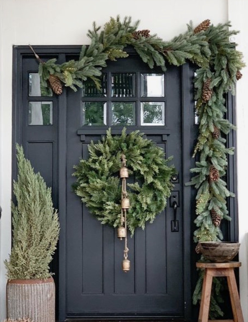 Διακόσμηση πόρτας τα Χριστούγεννα με καμπανάκια