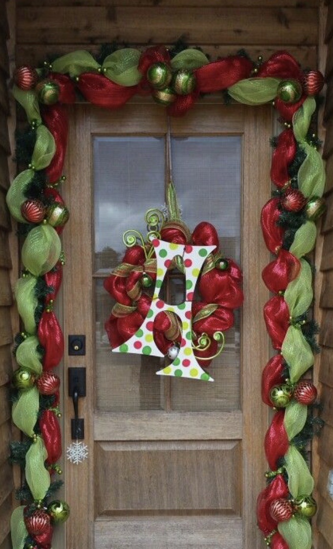 Διακόσμηση πόρτας τα Χριστούγεννα με κορδέλα