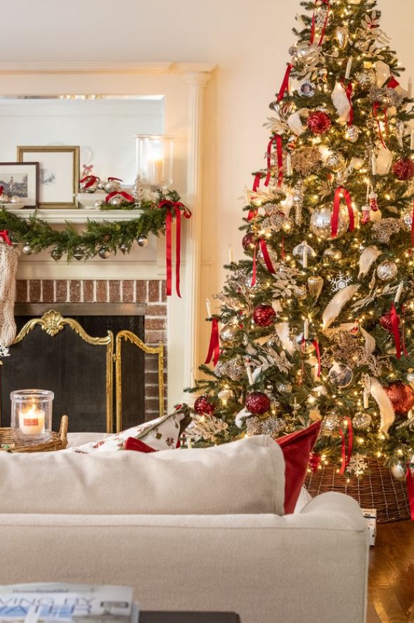 χριστουγεννιάτικο δέντρο χρυσό κόκκινο κλασική χριστουγεννιάτικη διακόσμηση