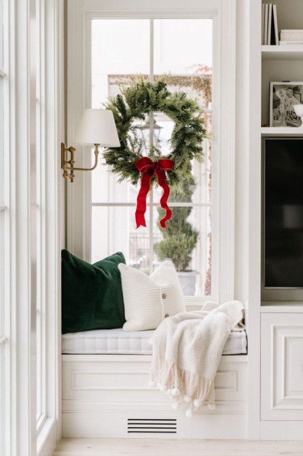 χριστουγεννιάτικο στεφάνι παράθυρο κλασική χριστουγεννιάτικη διακόσμηση